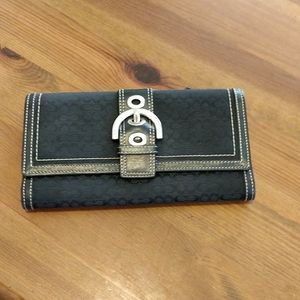 Signature COACH Soho Black Leather Trifold Wallet✨